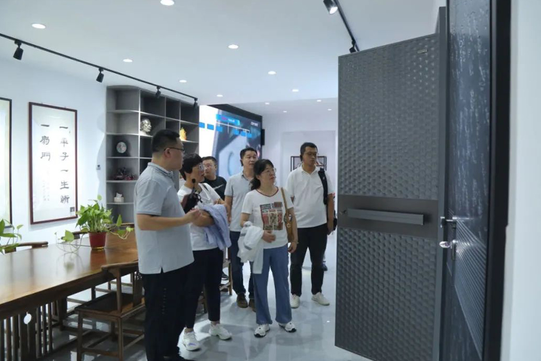 山西华盛苑房地产公司领导莅临中沃门业参观考察!